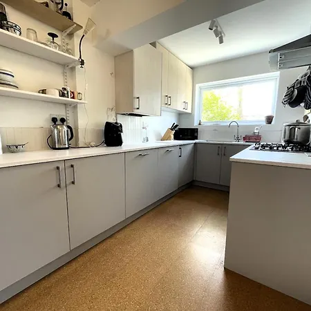 Trendy Easton Escape With Parking Vakantiehuis *