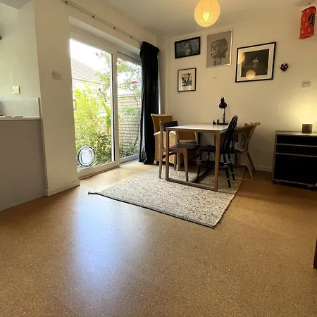 Trendy Easton Escape With Parking Vakantiehuis