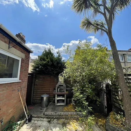 Trendy Easton Escape With Parking Vakantiehuis