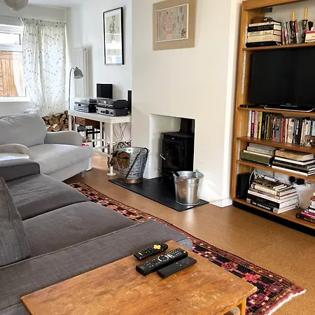 Trendy Easton Escape With Parking