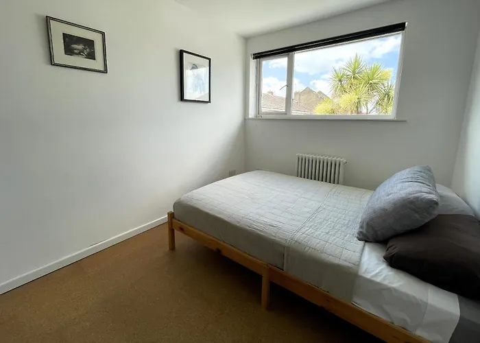 Trendy Easton Escape With Parking