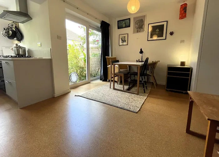 Trendy Easton Escape With Parking Vakantiehuis