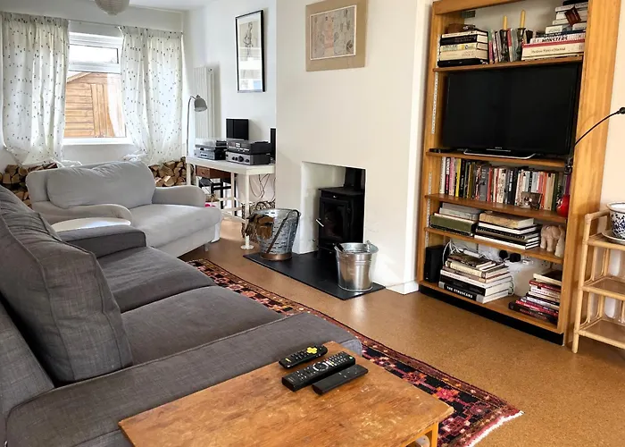 Trendy Easton Escape With Parking