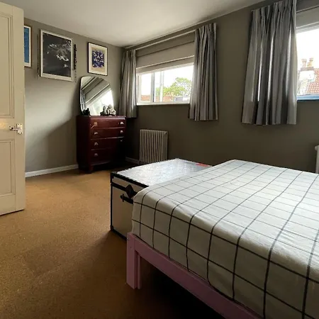 Trendy Easton Escape With Parking * Bristol